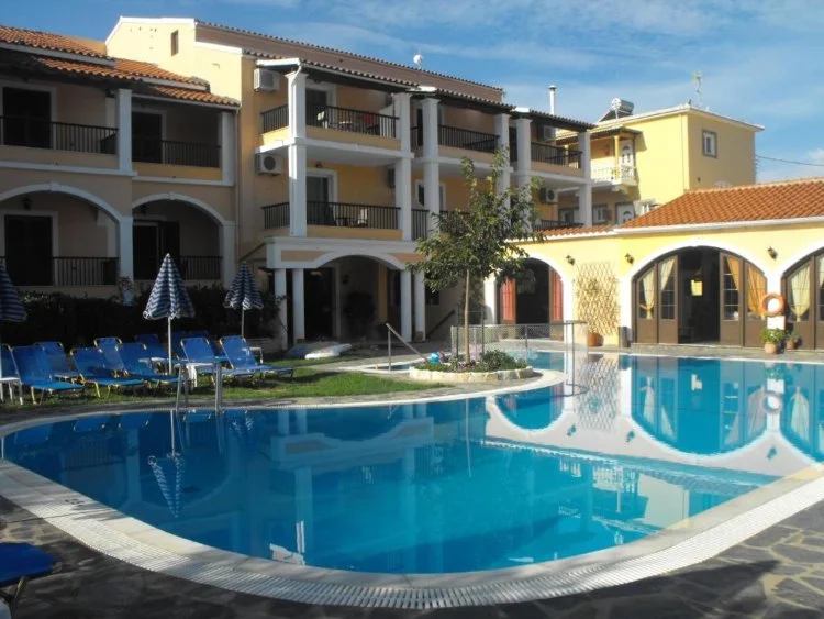 Spiaggia di Agios Stefanos 3 hotel perros corfu