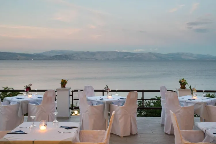 Spiaggia di Benitses 2 hotel kaiser bridge corfu grecia
