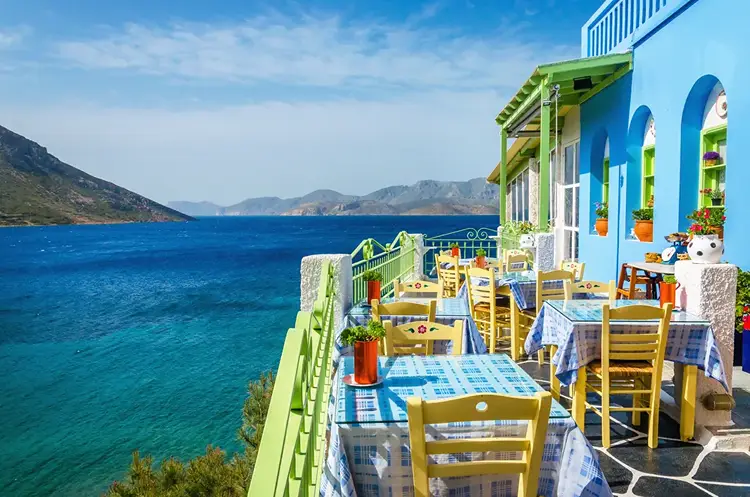 Kavos, la capitale della vita notturna di Corfù 1 kavos corfu grecia